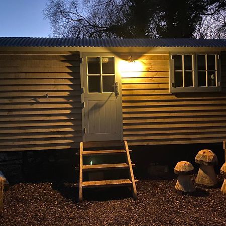Chez Maurice Luxury Shepherds Hut With Bath And Hot Tub Kelling Kültér fotó