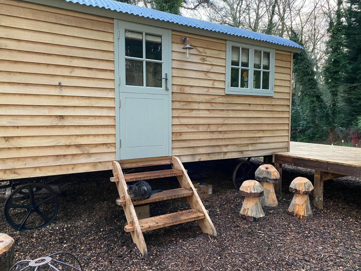 Chez Maurice Luxury Shepherds Hut With Bath And Hot Tub Kelling Kültér fotó