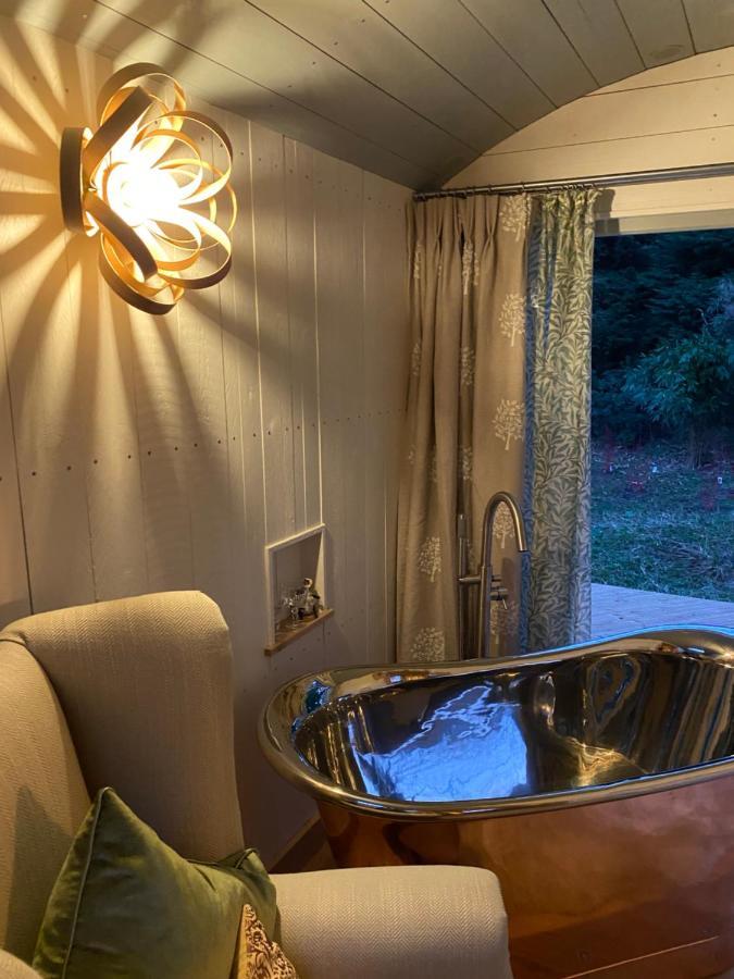 Chez Maurice Luxury Shepherds Hut With Bath And Hot Tub Kelling Kültér fotó