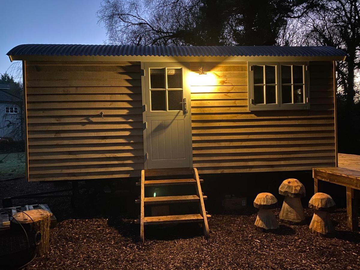 Chez Maurice Luxury Shepherds Hut With Bath And Hot Tub Kelling Kültér fotó