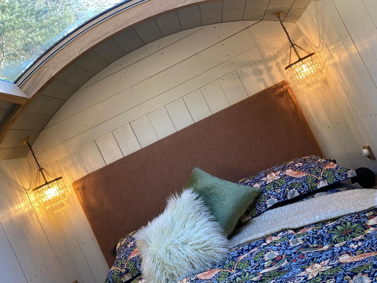 Chez Maurice Luxury Shepherds Hut With Bath And Hot Tub Kelling Kültér fotó